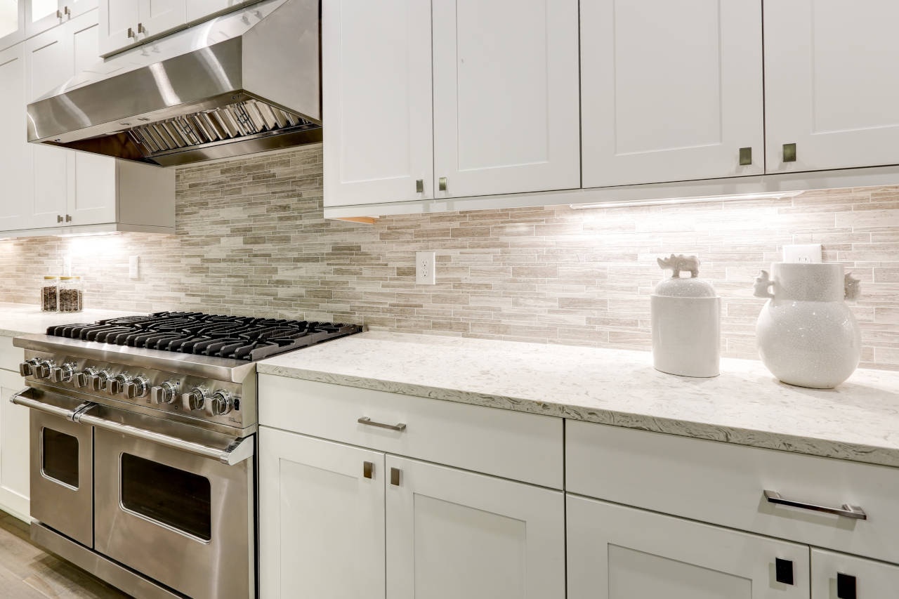 Tile kitchen backsplash using multi-colored tiles